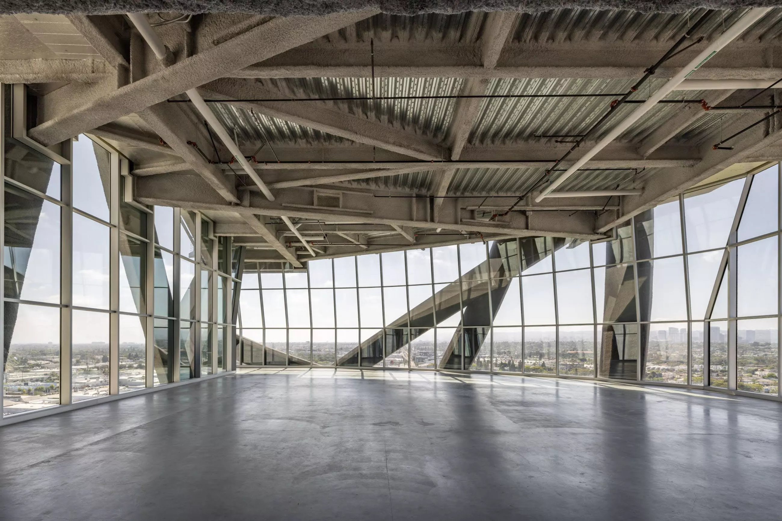 The (W)rapper offers panoramic city views through floor-to-ceiling glass, framed by its iconic steel structure—an ideal filming location for scenes requiring open space, dramatic lighting, and architectural depth.